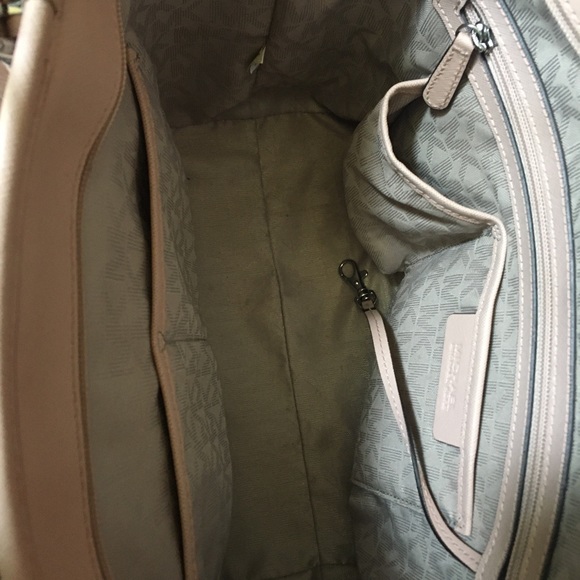 MICKEL KORS PURSE 👜 - Picture 2 of 3